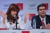 Argentinas præsident Cristina Fernández de Kirchner (tv.) blev i første omgang reddet af en føderal domstol i sagen om en død anklager. Her ses hun sammen med sin regerings kabinetschef, Jorge Capitanich, der indædt har forsvaret sin chef gennem hele forløbet.