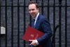 Den britiske sundhedsminister, Matt Hancock, siger i et interview, at en sjælden, men farlig sygdom har kostet børn livet. Det er en sygdom, der optræder sammen med Covid-19. Foto: Daniel Leal-olivas/AFP