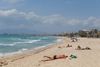 Der er god plads på stranden ved Palma de Mallorca, hvor danskere p.t. frarådes at rejse til, men fra lørdag den 27. juni skifter Spanien formentlig status fra orange til gul i rejsevejledning, og så er der åbent for danskere. Foto: Enrique Calvo/Reuters