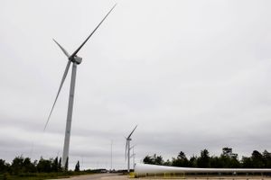 Denne uges kraftige blæsevejr har sat skub i de danske vindmøller, der onsdag satte rekord i mængden af produceret strøm. Men rekorden kan allerede blive slået i dag. 