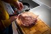 Sous vide kræver lidt forberedelsestid, fordi kødet eller grøntsagerne skal lægges i vakuum og ligge i vandbad ved en konstant temperatur i halve eller hele timer alt efter kødets mørhed. Foto: Jan Dagø/Polfoto