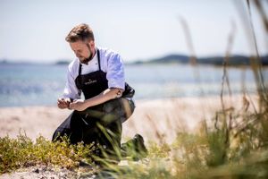 Tre østjyske restauranter blev mandag hædret med en ny bæredygtighedspris af Michelins nordiske spiseguide. Molskroens køkkenchef Steffen Villadsen var selv til stede i Trondheim og glæder sig over hæderen.