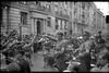 Adolf Hitler tiljubles i München i 1933. Til højre står den daværende SA-chef, Ernst Röhm, som i 1934 blev myrdet under ”De lange knives nat”. Arkivfoto