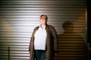 For første gang står dansk flypassager frem med historien om sin dramatiske ud af flyet-oplevelse: En fortælling om håb, om mennesker, når de er bedst, og når de er værst. Og så er historien aktuel som ny musical i Fredericia.