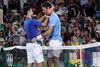 Novak Djokovic krammer for meget og "dræber" for lidt, synes John McEnroe. Her mødes Djokovic med Juan Martin del Potro ved nettet. Foto: Charles Krupa/AP