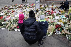 Terror i København. Der lægges stadigvæk blomster ved Krudttønden. Her er Kennedy gårdens vuggestue forbi med en lille tegning.