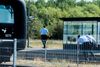 En gruppe migranter udnyttede en rygepause til at stikke af fra politiet.