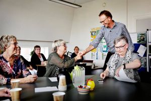 Hospicepræst Ole Raakjær hilser på kursusdeltagerne – her Birthe Munch (i midten) og Annemarie Thorsen (th), som har meldt sig på kurset for at være bedre klædt på til at våge hos døende. Foto: Astrid Dalum