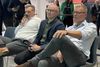 Kenneth Kaas Bjerregaard (til venstre) og Oliver Panthera (i midten) har trukket sig fra bestyrelsen i Liberal Alliance Kronjylland. Her ses de på kommunalvalgaftenen sammen med Carsten Normann, der var partiets spidskandidat. Foto: jr