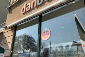 Den københavnske ejendomsmægler Torben Hald og hans 15 butikker, der er blevet smidt ud af Danbolig-kæden, har fundet nyt navn og visuel identitet, der skal føre butikkerne videre. Også erhvervs- og projektdelen skifter navn.