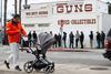 Coronavirussen har fået folk i USA til at hamstre toiletpapir, håndsprit og skydevåben. Her står folk i kø uden for en våbenbutik i Culver City nær Los Angeles, Californien. Foto: Mario Tama/AFP