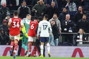 Aaron Ramsdale blev sparket i ryggen, da han ville hente sin drikkedunk efter 2-0-sejren over Tottenham. 