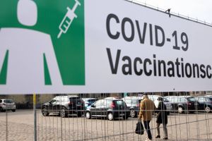 Samfundet og politikerne løber fra sit ansvar, lyder kritikken mod en ordning, der skal sikre danskere hurtigere vaccination mod covid-19. 