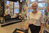 Hanne Albæk i sin salon 'Deres Frisør' i Ebeltoft. Hun har haft salonen i 48 år og ser frem til sit 50 års jubilæum i 2028. Foto: Anette Bonde.