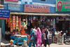 En traditionel indiske bazar findes i mini-format i Port Blair, som er hovedbyen på Andamanerne. Tæt trafik, farvestrålende boder, støv og støj minder om det hektiske handelsliv i Indiens storbyer på fastlandet. Foto: Aslak Gottlieb