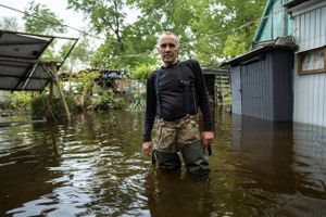 Evakueringen af folk ramt af oversvømmelser er under russisk beskydning i Ukraine efter ødelæggelsen af dæmning. Samtidig udfolder en kæmpe miljøkatastrofe sig. Sprængningen af dæmningen skete sandsynligvis indefra.        