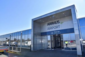Aarhus Airport drives måske for kommunale midler i strid med EU's statsstøtteregler. Bestyrelsens egen deadline for at finde private penge inden sommerferien nærmer sig.