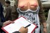 Siden pornografiens frigivelse i 1969 er det blevet diskuteret, om det er rimeligt med porno i det offentlige rum. Her samles der i København underskrifter ind mod porno.