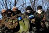 Mange ukrainske soldater var tirsdag på vej mod Debaltsevo for at deltage i kampen mod de prorussiske styrker, der på trods af våbenhvilen fortsatte angrebene i byen, der er et vigtigt jernbaneknudepunkt. Foto: Petr David Josek/AP