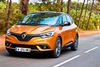Designet er milevidt fra den Scenic som fjerde generation afløser. Nu ser bilen fantastisk godt ud, og specielt den store Grand Scenic er forførende med et tydeligt knæk i hoftelinjen og et tag, der ser ud til at svæve over bilen. Foto: Renault