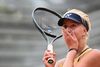 Lettere befippet, men dog med plads til jubelattitude trak Clara Tauson sig sejrrigt ud af mødet med amerikaneren Jennifer Brady i første runde af French Open. Foto: Anne-Christine Poujoulat/AFP