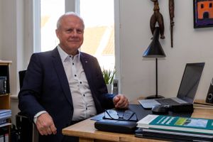 70 år onsdag: Jens Iwer Petersen, der i en årrække var adm. direktør i brancheorganisationen for eksportvognmænd, har måttet aflyse sin store herrefrokost på Hotel Alsik i Sønderborg. 