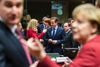 Statsminister Helle Thorning-Schmidt (S) drøfter fredag den alvorlige situation i Libyen med EU’s øvrige stats- og regeringschefer. Her taler hun med Storbritanniens David Cameron, mens tyske Angela Merkel i forgrunden samtaler med Kroatiens premierminister Zoran Milanovic. Foto: Geert Vanden Wijngaert/AP