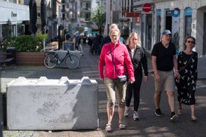 Den 34-årige mand, der kørte gennem gågaden Frederiksgade i Aarhus, blev anset for farlig – alligevel lod en bistandsværge ham stikke af i en bil uden at tilkalde politiet. Jyllands-Posten kan afdække opsigtsvækkende detaljer kort før den hasarderede køretur. 