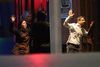 Rædselsslagne gidsler flygtede med hænderne i vejret, da antiterrorkorpset natten til tirsdag (lokal tid) stormede caféen i Sydney og dræbte gidseltageren. Foto: Rob Griffith/AP
