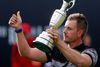 Henrik Stenson sikrede sig søndag trofæet i major-turneringen British Open, men ifølge ham selv er der langt op til den stjernestatus, som landsmanden Zlatan Ibrahimovic nyder i Sverige. Foto: Ben Curtis/AP