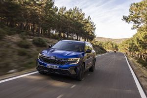 Renault Austral afløser Renault Kadjar. Den store franske SUV byder på lækkert interiør og premium-fornemmelse. Desværre er drivlinjen ikke af samme høje standard.