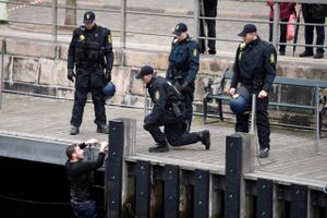 Politiet måtte foretage »en håndfuld« anholdelser, da der opstod vrede efter Hizb ut-Tahrirs fredagsbøn foran Christiansborg.
