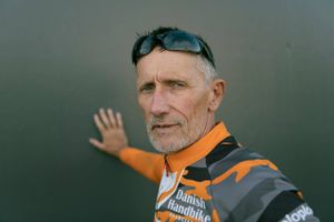I en trafikulykke mistede Morten Klein det ene ben og en stor del af sin identitet. For at genvinde noget af det tabte satte han ild til sin gamle drøm om at cykle op ad det franske bjerg Mont Ventoux – tre gange i streg.