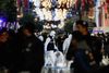 Politi og retsteknkere arbejder søndag aften på gågaden i centrum af Istanbul hvor eksplosionen skete. Foto: Kemal Aslan/Reuters