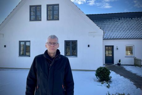 Søren Nørgaard Hansen og hans familie overtog ejendommen, som har været i familiens eje siden 1925, i 2016 og gik i gang med en tilbygning. Nu kan Midtjyske Motorvej være på vej.