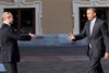 Det blev til et håndtryk mellem Vladimir Putin og Barack Obama, da sidstnævnte i går ankom til Skt. Petersborg og blev budt velkommen, men kun få venter, at de to skal nå til enighed i løbet af to dages G20-møde. Foto: Dmitrij Levetskij/AP