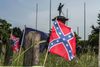 På Magnolia-kirkegården i Charleston ligger omkring 3.000 døde soldater fra sydstatshæren. Her blafrer sydstatsflaget stadig; andre steder er det svært at finde. Foto: Anne Hollande