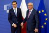 EU-Parlamentet ventes torsdag med stort flertal at vedtage en resolution, der støtter aktiveringen af EU-traktatens artikel 7 mod Polen. På billedet ses Polens premierminister Mateusz Morawiecki sammen med EU-præsident Jean-Claude Juncker. Foto: Virginia Mayo/AP