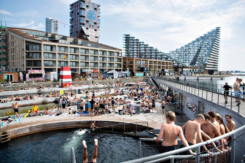 Ny strand ved Aarhus ligger øde hen, mens emmer af og badegæster
