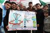 Syriske regeringsfjendtlige demonstranter med en plakat med Syriens præsident, Bashar Assad (t.v.), og den russiske udenrigsminister, Sergej Lavrov (i midten), under en protest i Kafr Nabil by i Idlib-provinsen. »Nok se, men ikke røre,« siger Lavrov til verdenssamfundet. Foto: Edlib News Network ENN/AP