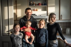 En familie i Jelling har i mere end 11 år forsøgt at opnå asyl. Myndighederne tror, de lyver om, hvem de er. Men hvordan udviser man en familie, som ikke kan identificeres? Dansk politi gjorde et forsøg, som endte galt.