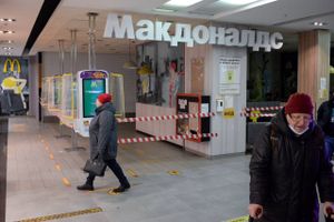 Mange virksomheder har truffet fremragende og ansvarlige beslutninger om at suspendere eller helt afslutte deres forretninger med Rusland og russiske virksomheder. Og de dele af erhvervslivet, der reagerede langsomt eller tøvende, er blevet mødt med negative reaktioner fra forbrugere og medier, skriver indlæggets skribenter. Arkivfoto: AFP