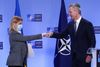 Den ukrainske viceudenrigsminister, Olha Stefanishina, kritiserer Rusland for at være "aggressor". Her ses hun sammen med Natos generalsekretær, Jens Stoltenberg. Foto: Yves Herman/Reuters