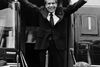I august 1974 forlod Richard Nixon præsidentembedet under trussel om en rigsretssag. Her ses han på vej ind i helikopteren, der fløj ham væk fra det Hvide Hus. Trumps aktuelle politiske problemer er blevet sammenlignet med Nixons, men iagttagere peger også på væsentlige forskelle. Arkivfoto: AP