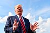 USA's præsident Donald Trump søndag, da han bekræftede, at der er tanker i Det Hvide Hus om at købe Grønland - og formåede at så tvivl om sit planlagte besøg i Danmark - da han gav et interview i New Jersey, før han steg ombord på Air Force One. Foto: Nicholas Kamm/AFP