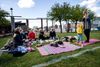 På Islands Brygge er der tegnet kridtstreger for at hjælpe med overholdelsen af grænsen på 10 personer. Fra 8. juni vil denne efter planen hæves markant. Foto: Ida Guldbæk Arentsen/Scanpix 2020