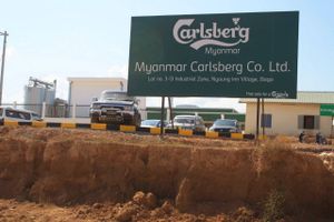 Carlsberg åbnede sit bryggeri i Myanmar helt tilbage i 2015 og salget er steget kraftigt efter militærkuppet, hvor den lokale befolkning har boycotter militærets ølmærker til fordel for blandt andre Carlsbergs. Foto: Jens Bøgsted.  