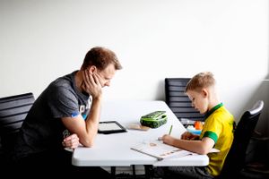 Peter Olsen har sværere ved at motivere alle i det digitale klasseværelse, han de seneste uger har undervist i. To organisationer og en ekspert peger på, at de svageste elever er ekstra sårbare, når undervisningen flytter hjem.