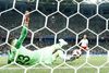Kroatiens målmand Danijel Subasic redder straffesparket fra Nicolai Jørgensen. Foto: Martin Meissner/AP