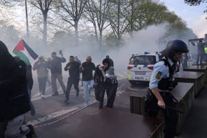 Israels ambassadør mener, at den islamiske organisation Hizb ut-Tahrir deltog i en voldelige demonstration foran den israelske ambassade i Danmark fredag. Politiet efterforsker, hvem der ramte 17 betjente med stenkast.